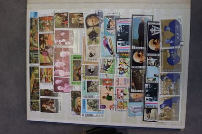 Réunion de 9 albums de timbres tous pays....