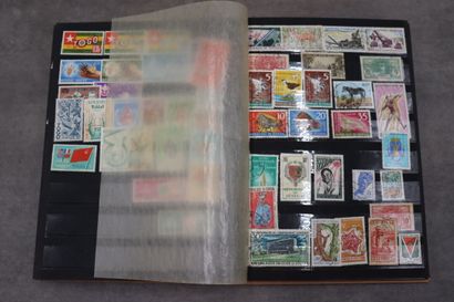 Lot de trois albums de timbres
