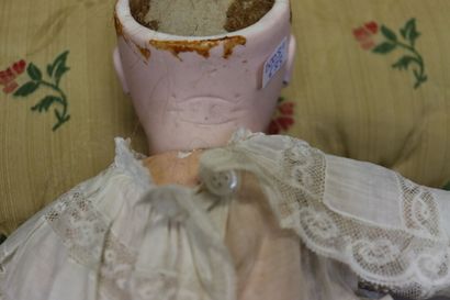 Poupée avec tête en biscuit et corps en composition,...