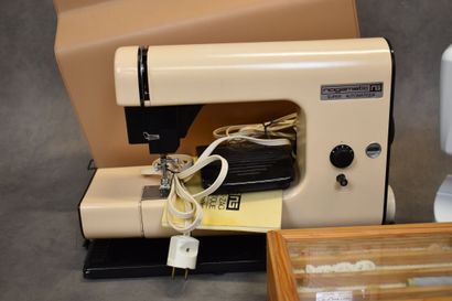 Réunion de deux machines à coudre (Nogamatic...