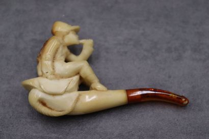 Réunion de deux pipes en écume de mer, à...