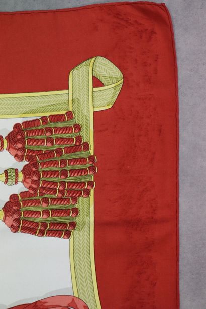 HERMES. Modèle Frontaux et cocardes, carré...