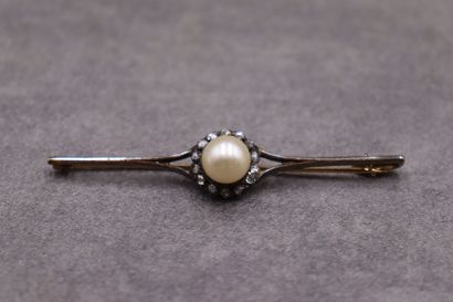 Une broche or 750/°° et argent avec au centre...