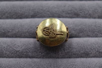 Une chevalière argent et or à motifs templier...