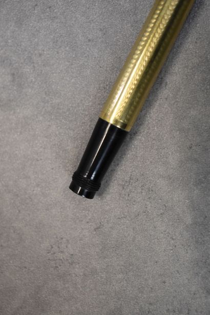 Un stylo plume en plaqué or avec plume r...