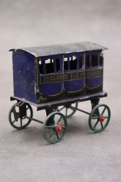 Une locomotive avec trois wagons, tôle polychrome....
