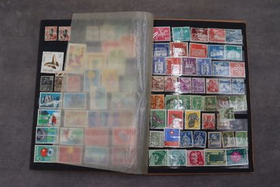 Lot de trois albums de timbres