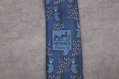 HERMES. Réunion de trois cravates en soie....