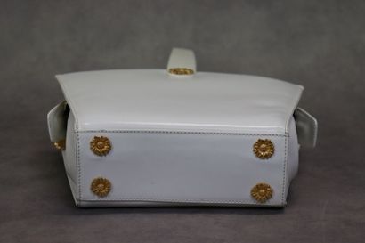 ESCADA. Sac à main en cuir blanc, bijouterie...