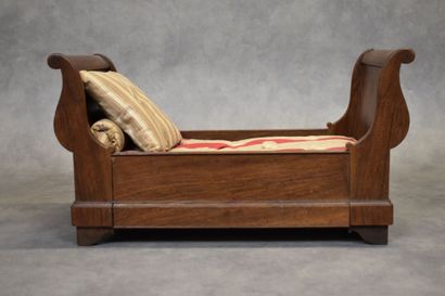 Lit de poupée en bois sculpté avec matelas...