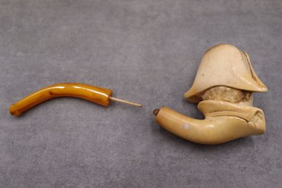 Une pipe en écume de mer avec son écrin (usure)....