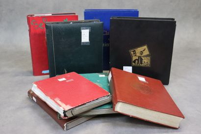 Réunion de 8 albums de timbres tous pays....
