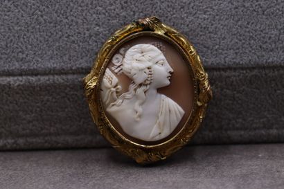 Une broche camée buste de femme de profil...