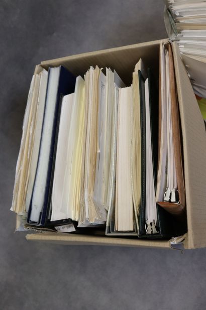 Réunion de matériel et albums vides à compléter....