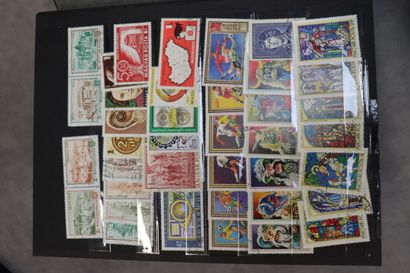 Réunion de 8 albums de timbres tous pays....