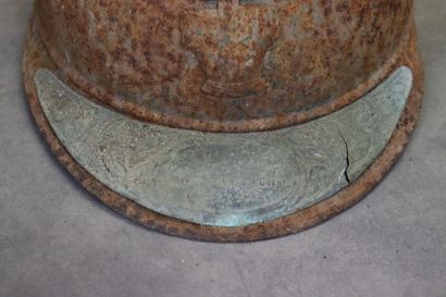 Casque Adrian figurant l'insigne du génie...