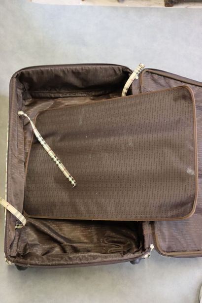 BURBERRY. Valise souple en toile enduite...