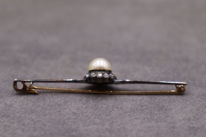 Une broche or 750/°° et argent avec au centre...