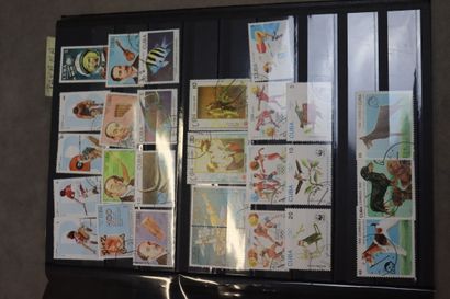 Réunion de 9 albums de timbres tous pays....