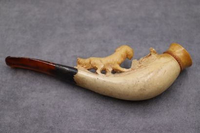 Réunion de deux pipes en écume de mer à décor...