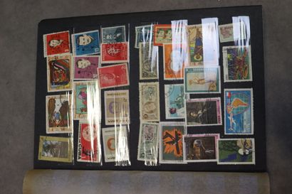 Réunion de 8 albums de timbres tous pays....