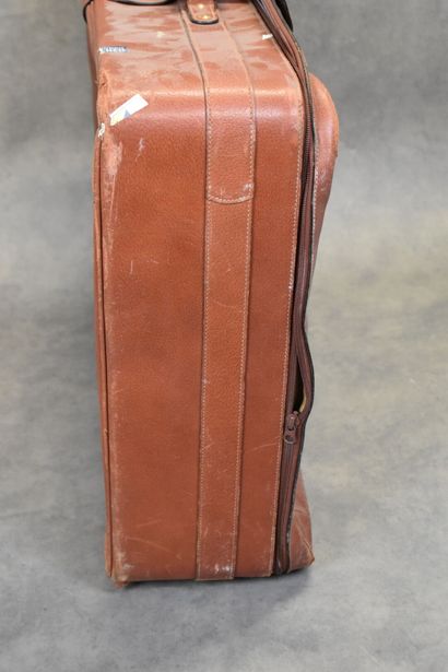 GUCCI. Valise en cuir marron, intérieur tissu...