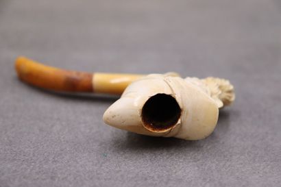 Réunion de deux pipes en écume de mer représentant...