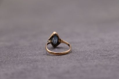 Une bague or jaune 750/°° avec un spinelle...
