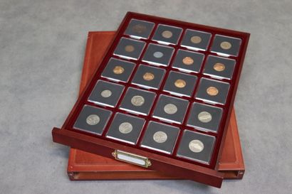 Coffret comprenant 20 pièces dont: 12 one...