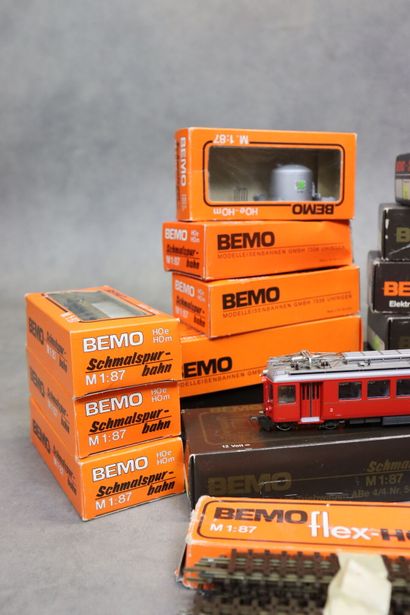 BEMO. Importante réunion de trains et rails,...
