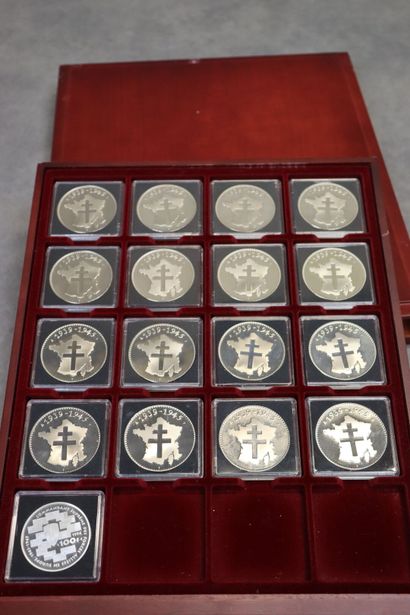 Coffret comprenant 17 monnaies dont 16 commémoratives...