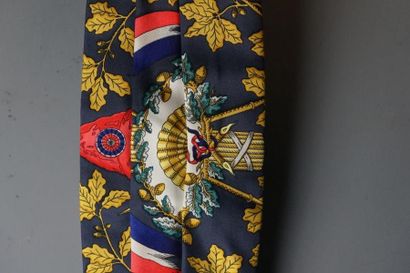 HERMES. Ceinture de smoking en soie imprimée...