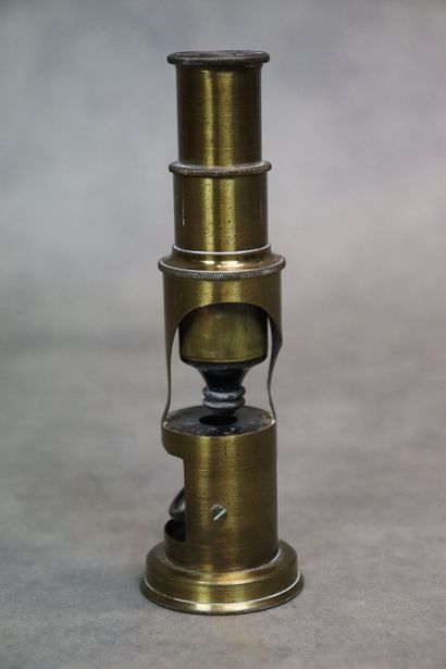 Microscope en laiton. Hauteur: 15cm. En ...