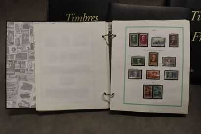 Réunion de cinq albums de timbres France...
