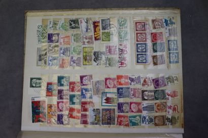 Réunion de 9 albums de timbres tous pays....