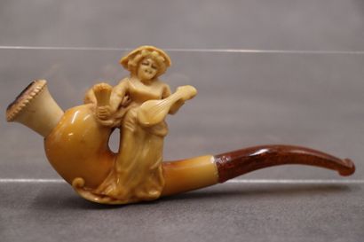 Réunion de deux pipes en écume de mer à décor...
