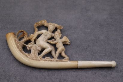 Une pipe en écume de mer représentant cupidon....