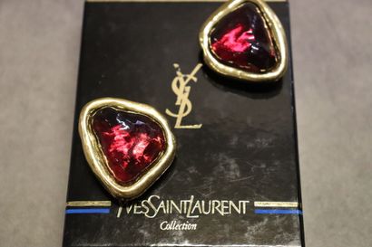 Yves Saint Laurent. Paire de boucles d'oreilles...