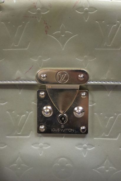 LOUIS VUITTON. Petit sac à main en cuir vernis,...