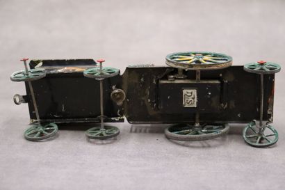 Une locomotive avec trois wagons, tôle polychrome....