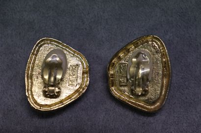 Yves Saint Laurent. Paire de boucles d'oreilles...