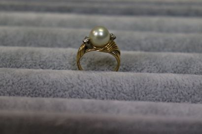 Bague en or jaune poinçon tête d'aigle, ornée...