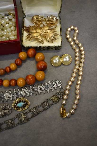 Réunion de bijoux fantaisie dont colliers,...