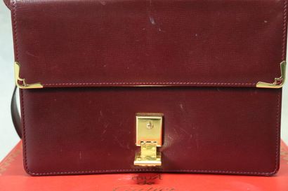 CARTIER. Petit sac bandoulière en cuir grainé...