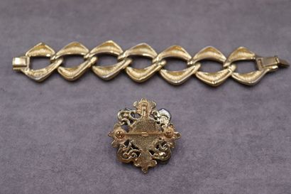Yves Saint Laurent/ Chanel. Réunion de bijoux...