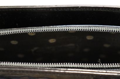 ESCADA. Sac à main en vinyle noir avec bijouterie...
