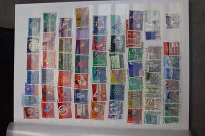 Réunion de 9 albums de timbres tous pays....