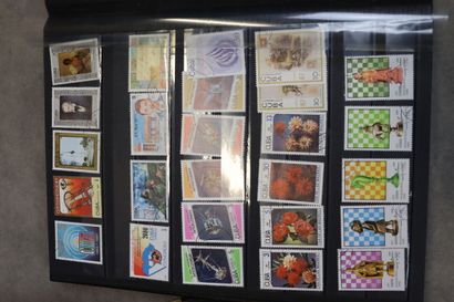Réunion de 9 albums de timbres tous pays....