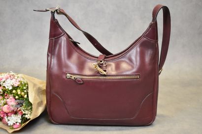 HERMES. Sac Trim en veau box rouge, fermeture...