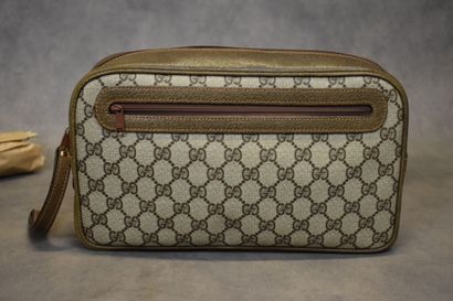 GUCCI. Trousse de toilette en toile enduite...